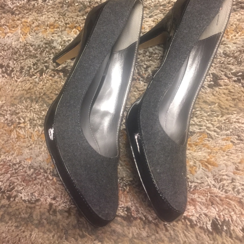 Liz Claiborne gray patent pump 9